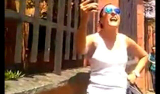 Mujer insulta a obreros en Medellín.