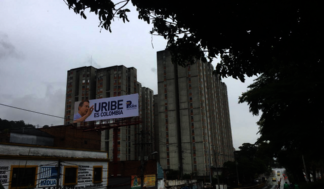 Esta valla con la imagen del senador Álvaro Uribe fue instalada en la Avenida Oriental, Centro de Medellín.