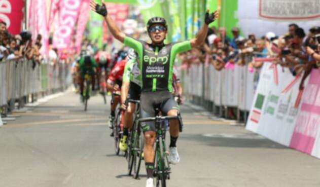 Diego Ochoa del EPM-Scott llegando a la meta en Armenia durante la Vuelta a Colombia 2018