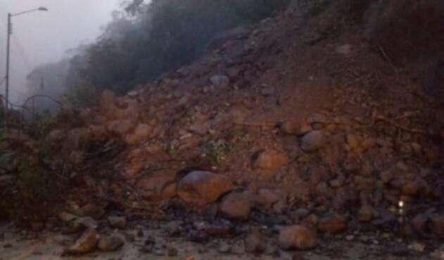 Vía al Llano, bloqueada por derrumbes