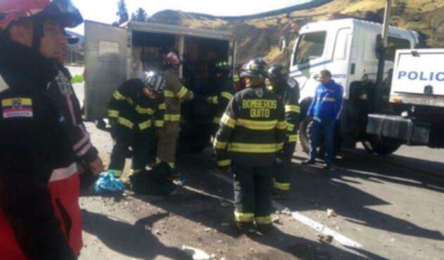 Autoridades atendiendo el accidente de bus en Ecuador