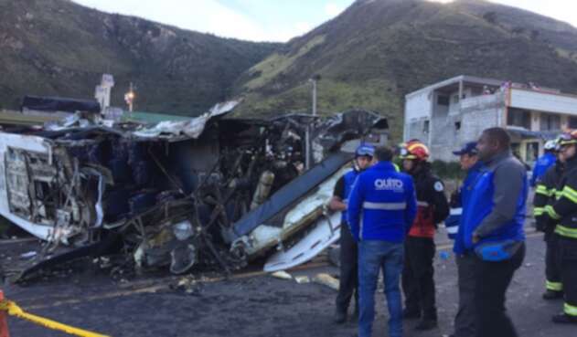 Autoridades atienden accidente de bus en Ecuador Autoridades atienden accidente de bus en Ecuador