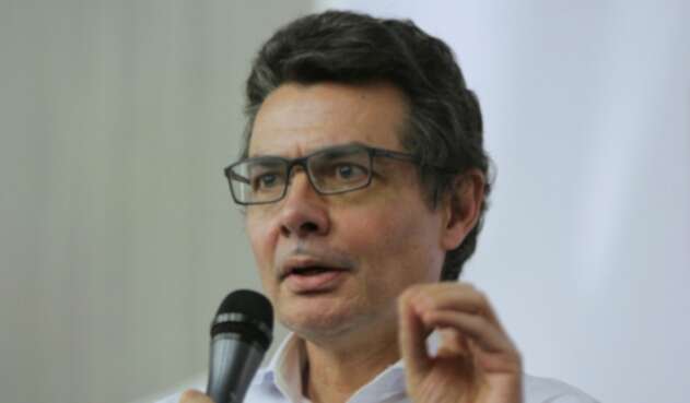 Alejandro Gaviria dejó el ministerio de Salud con una emotiva carta que incluyó un madrazo