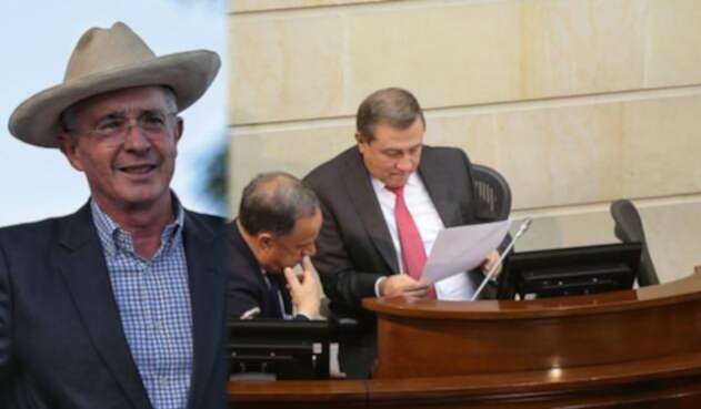 Álvaro Uribe (izq) y Ernesto Macías revisando un documento Álvaro Uribe (izq) y Ernesto Macías revisando un documento