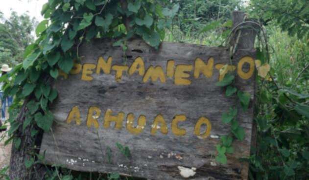 En los alrededores de la Sierra Nevada de Santa Marta se ha ubicado el pueblo arhuaco, que sobrevivió al conflicto armado y hoy se considera uno de los pueblos indígenas más grandes de Latinoamérica