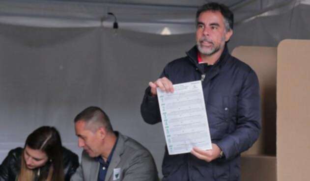 Armando Benedetti votando la consulta anticorrupción