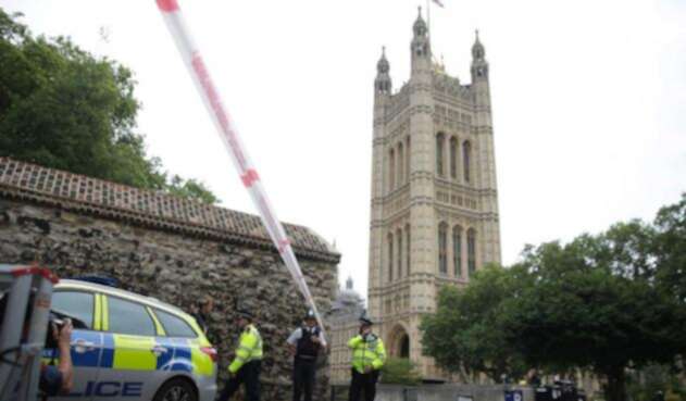Conductor que chocó contra el parlamento británico es investigado por terrorismo