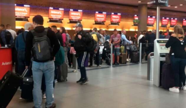 Los pasajeros de Avianca en el aeropuerto El Dorado, en Bogotá