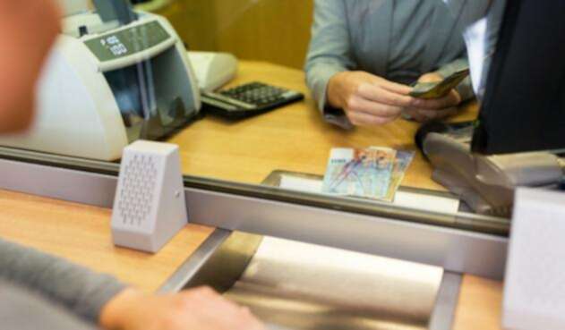 Un ciudadano dejando el dinero en una entidad bancaria