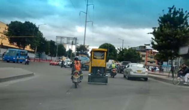 Las riesgosas maniobras de los bicitaxis en Bogotá