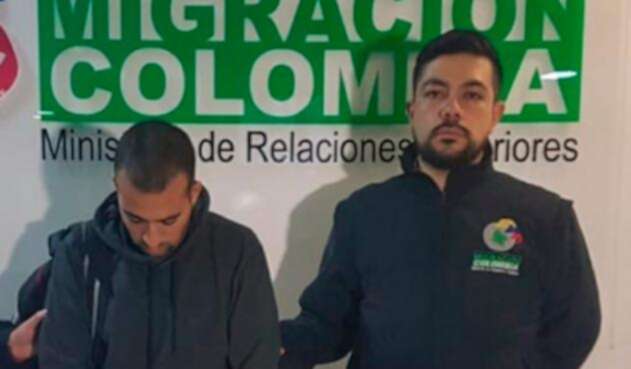 El israelí Bonen Asaf, a la izquierda, deportado a Colombia