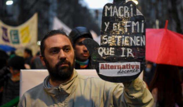 Ciudadanos en Buenos Aires protestan contra las políticas económicas de Mauricio Macri, presidente de Argentina