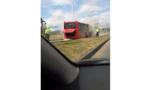 Así se ve el bus de Transmilenio en riesgo de llamas en la NQS