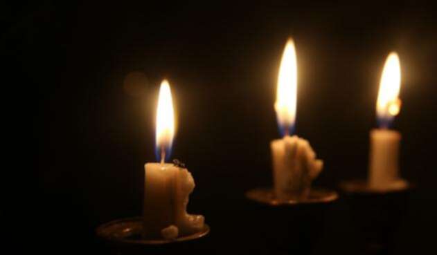 Velas, poca luz.