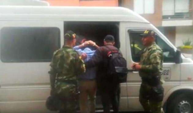 Funcionarios del Invima son detenidos por otorgar licencias de manera irregular Funcionarios del Invima son detenidos por otorgar licencias de manera irregular