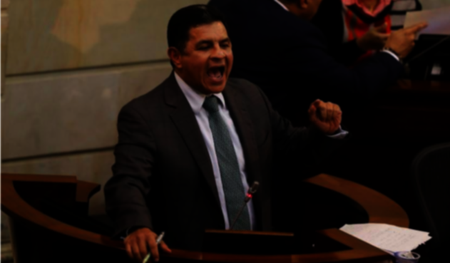 En medio de sus peticiones, el líder político reclamó por las publicaciones que ha realizado el diario El País de la capital del Valle y que, según afirma, debe rectificarse.