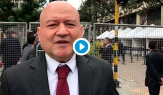 Carlos Lozada, senador del partido Farc, denunciando que no lo dejaron ingresar a la posesión de Iván Duque