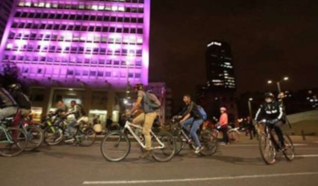 Ciclovía nocturna en Bogotá