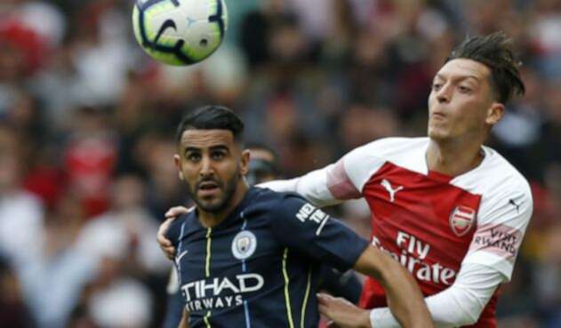 Riyad Mahrez (Manchester City) y Mezut Özil (Arsenal)