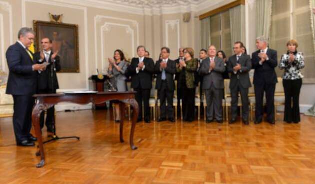 Ivan Duque posesiona a sus 16 ministros Ivan Duque en posesión de sus ministros