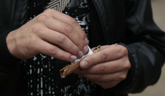 La marihuana es la sustancia más consumida por la población escolar en Colombia con una cifra del 7%, siendo el promedio de edad de inicio los 14 años.