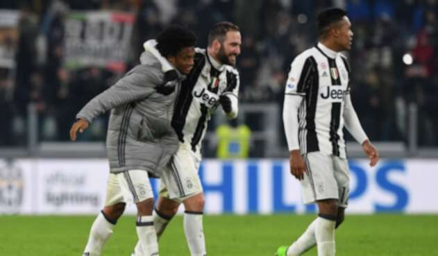 Juan Guillermo Cuadrado, Gonzalo Higuaín y Alex Sandro con la Juventus de Turín