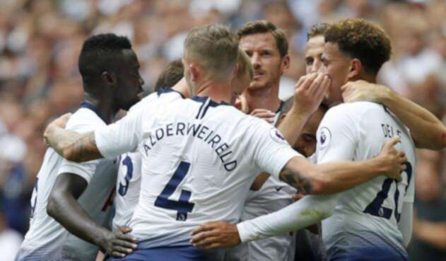 Davinson Sánchez con sus compañeros del Tottenham Davinson Sánchez con sus compañeros del Tottenham