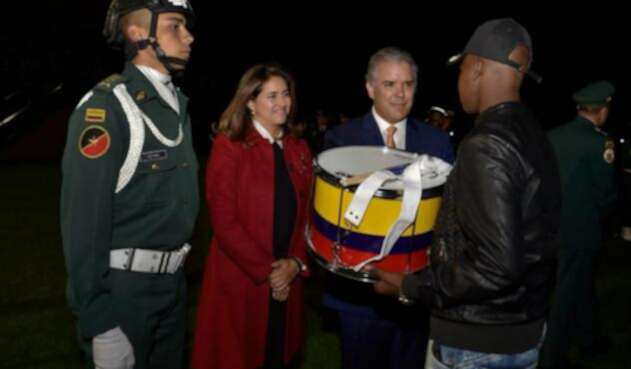El Jefe de Estado, Iván Duque, en compañía de su esposa, María Juliana Ruiz, en la Escuela Militar de Cadetes José María Córdova, en Bogotá, entregando instrumentos a los jóvenes de la banda de Magüi Payán