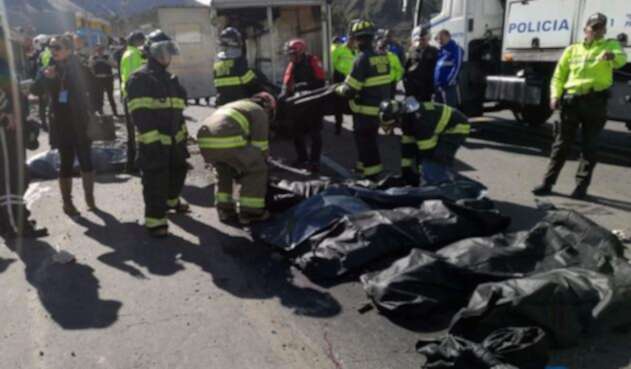 Autoridades registran cuerpos de fallecidos en el accidente de bus en Ecuador