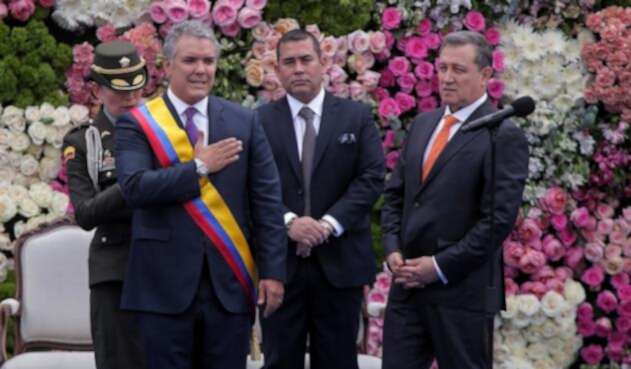 El presidente de la República, Iván Duque, y Ernesto Macías, presidente del Congreso, en la Plaza de Bolívar de Bogotá