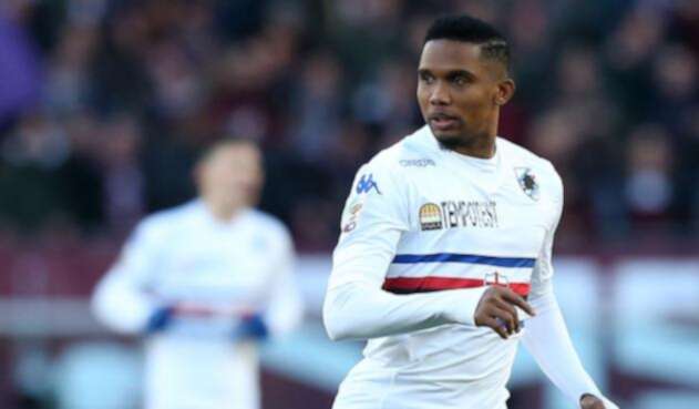 Samuel Eto'o, portando la camisa de la Sampdoria