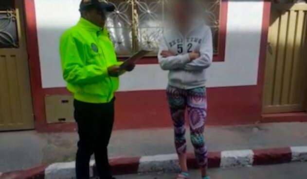 Una de las mujeres detenidas por el Gaula de la Policía en Bogotá