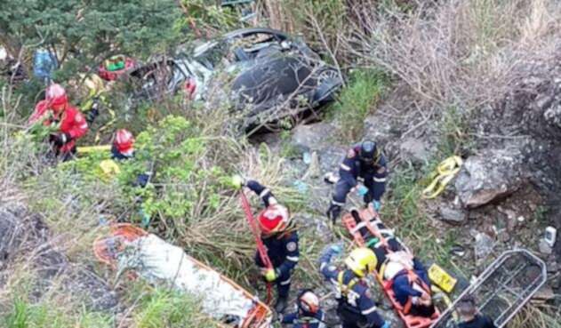 Un vehículo cayó a un abismo en la vía Yumbo – La Cumbre Un vehículo cayó a un abismo en la vía Yumbo – La Cumbre