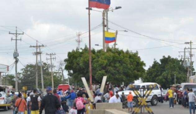Centenares de venezolanos atraviesan la frontera para buscar una mejor vida en Colombia