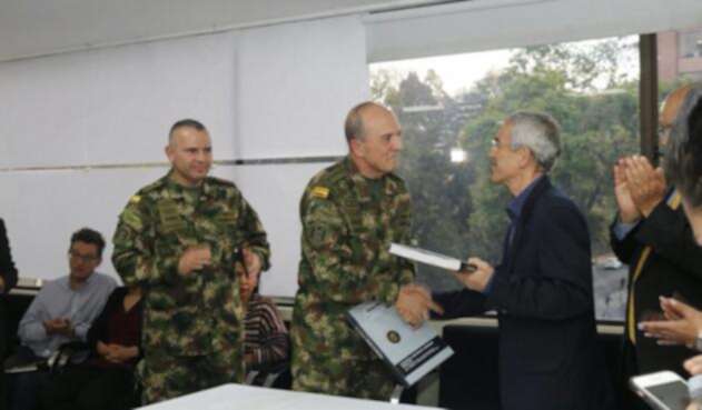 El general Alberto Mejía, comandante de las Fuerzas Militares, junto con el padre Francisco de Roux, presidente de la Comisión de la Verdad, en Bogotá