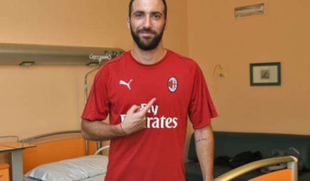 Gonzalo Higuaín en el reconocimiento médico con el Milan