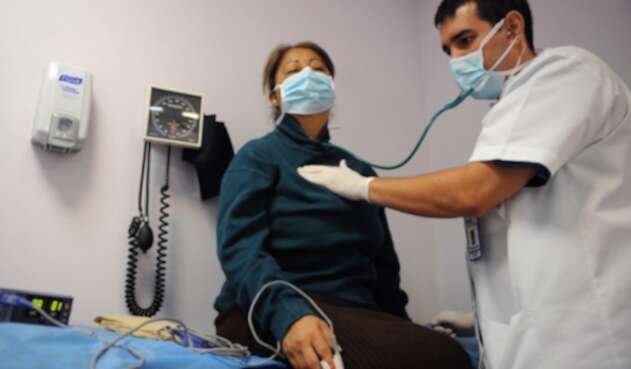 Una serie de exámenes de laboratorio confirmaron luego que el nuevo virus era la causa de la enfermedad de esta persona.