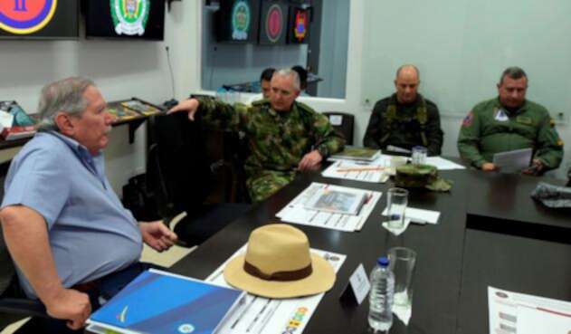 Guillermo Botero, ministro de Defensa, con el mando militar en Bogotá