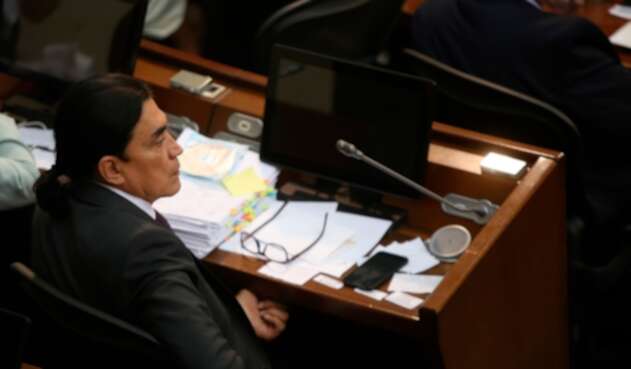 El senador Gustavo Bolívar insiste en el retorno de la tortura al país