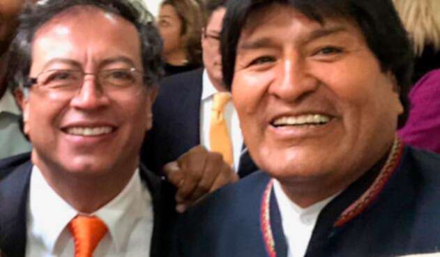 Gustavo Petro, senador, junto a Evo Morales, presidente de Bolivia, en el acto de posesión, en Bogotá, de Iván Duque como presidente de Colombia