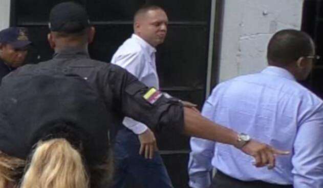 Alcalde de Ciénaga ingresando a la sede de la Fiscalía en Santa Marta