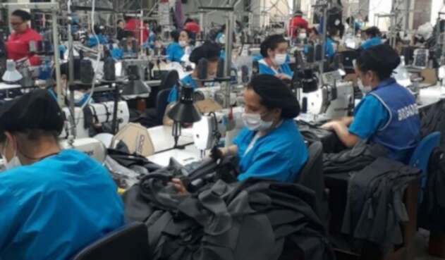 Mujeres trabajando en la industria textil