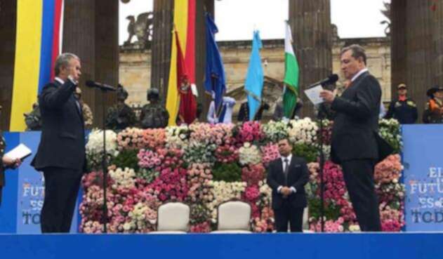 Iván Duque tomó su juramento ante el presidente del Senado, Ernesto Macías Iván Duque tomó su juramento ante el presidente del Senado, Ernesto Macías