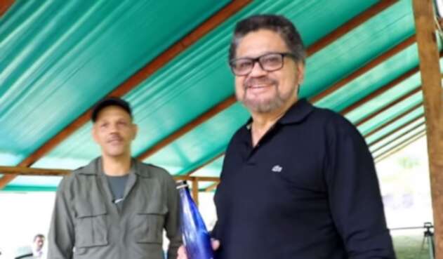 El Paisa (izq.) e Iván Márquez, en la zona de Miravalle (Caquetá)