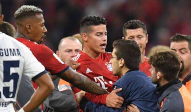 James Rodríguez durante la invasión de campo que hubo en el partido del Bayern Munich ante Hoffenheim