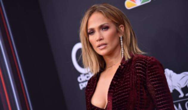 Jennifer Lopez, de nuevo exponiendo una gran parte de su cuerpo.