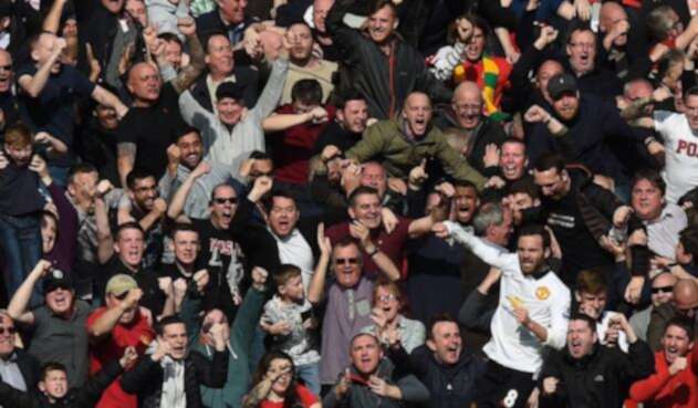 Juan Mata celebra un gol para el United con los aficionados como protagonistas