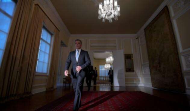 El expresidente Juan Manuel Santos saliendo de la Casa de Nariño