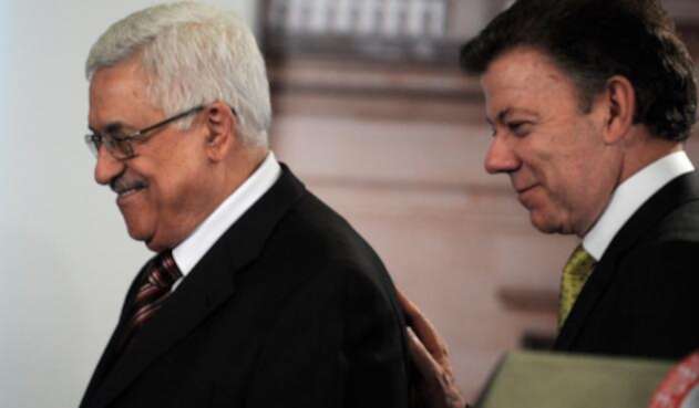 El presidente de la Autoridad Nacional Palestina, Mahmud Abbas, junto al expresidente Juan Manuel Santos en Bogotá, el 11 de octubre de 2011