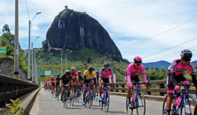 El Manzana Postobón Team entrenando en Guatapé (Antioquia)